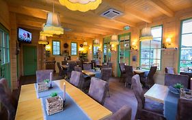 Grădina Lu' Ion -A Home Away From Home&Chic Restaurant