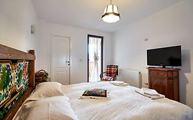Grădina Lu' Ion -A Home Away From Home&Chic Restaurant